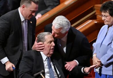 Presidente Uchtdorf visita túmulo de Jeffrey R. Holland e relembra amizade